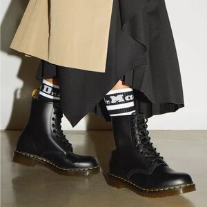 Like new Dr Martens 1460 smooth leather lace up boots